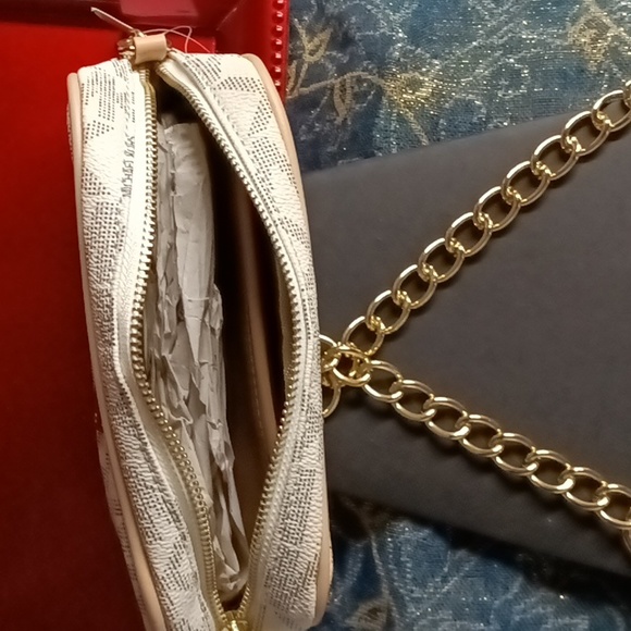 Michael Kors small hand 🛍️ - Picture 2 of 3